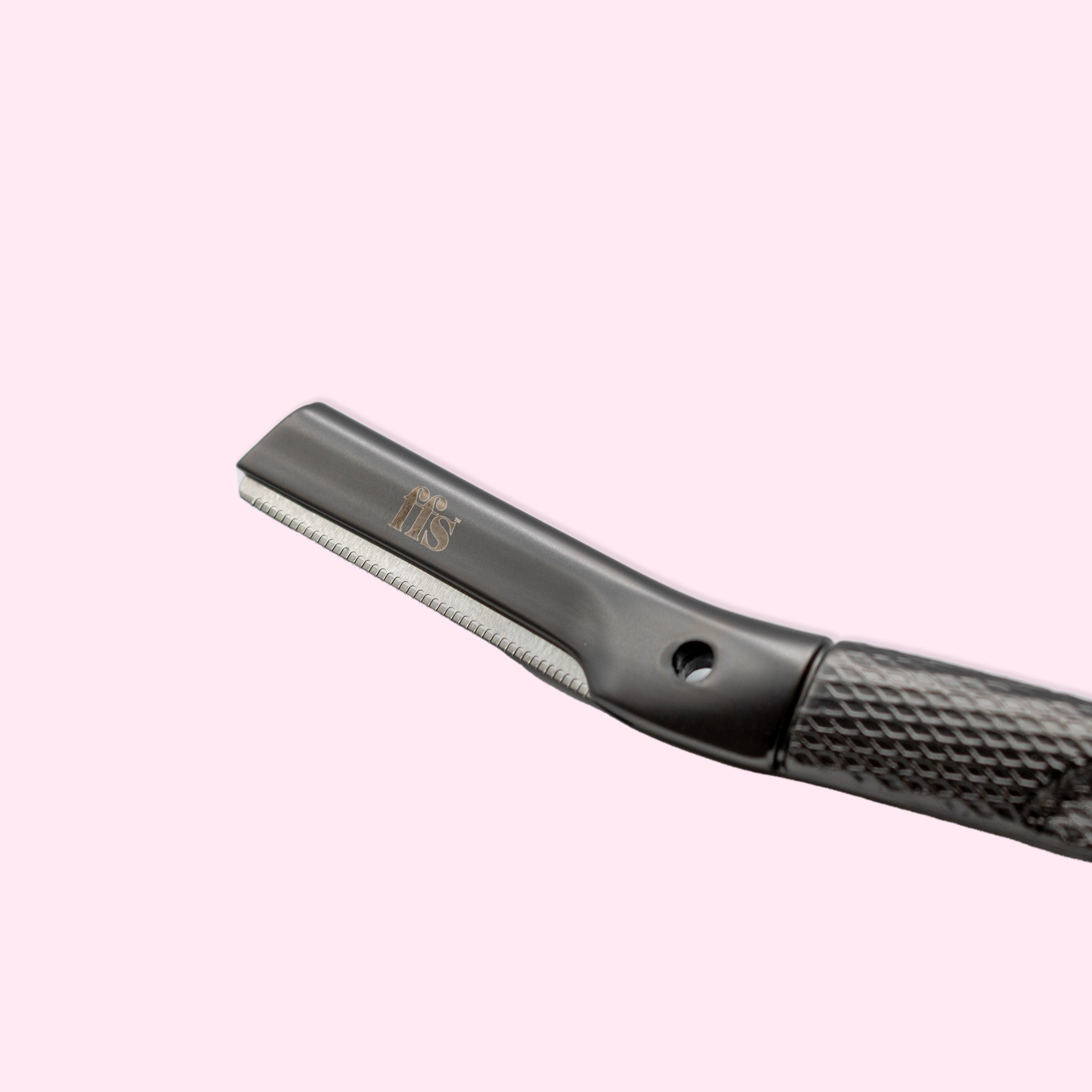 FFS dermaplaning blade head close-up showing precision serrated edge in black pearl #Colour_Black Pearl